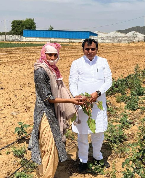 Dr-Yogesh-with-lady-farmer-